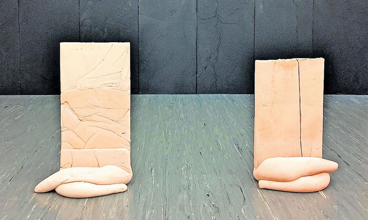 Was mit Materialsensibilität gemeint ist: Zwei weibliche „Bodyguards“ (gegossen aus rosa pigmentiertem Beton) setzte Anne Schneider bei ihrer Ausstellung im Belvedere 2015/16 vor eine mit schwarzem Wachs überzogene Wand.