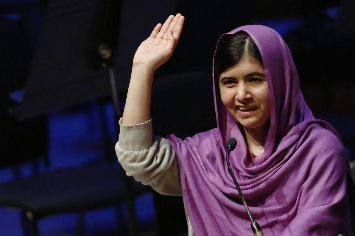 Eigentlich wollte Malala Ärztin werden. Mittlerweile hat sie jedoch mehrmals angekündigt, in die Politik gehen zu wollen. Ich denke, dass meine Leute mich brauchen, deswegen erhebe ich meine Stimme", erklärte Malala in einem Interview mit dem US-Sender CNN. Sie verteidige das Recht auf Bildung, auf Spielen, auf Singen, auf Reden, auf Marktbesuche. Dafür trachten ihr die Taliban bis heute nach dem Leben.