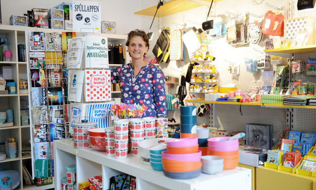 Bedruckte Spüllappen, Geschirr aus Bambus, ungewöhnliche Wien-Postkarten: Karin Bader in ihrem Geschäft Paula auf der Wiedner Hauptstraße.