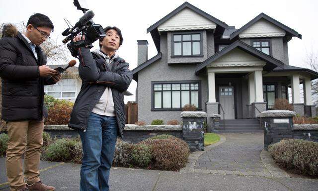 Chinas Medienvertreter warten vor dem Haus der verhafteten Huawei-Finanzchefin, Meng Wanzhou, in Vancouver.