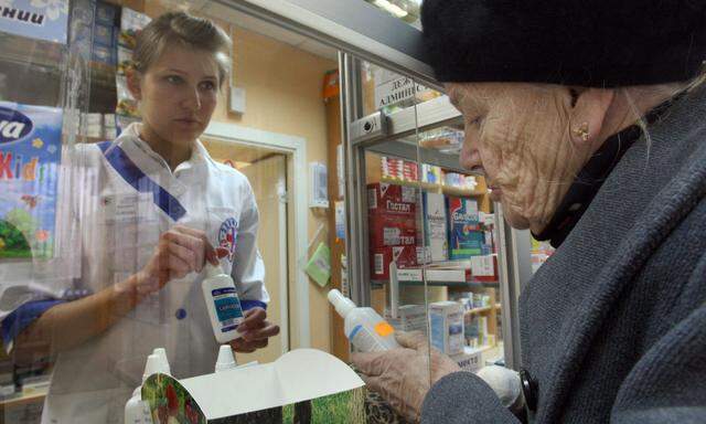 In Russlands Apotheken müssen die Kunden oft lang auf ihre Medikamente warten.