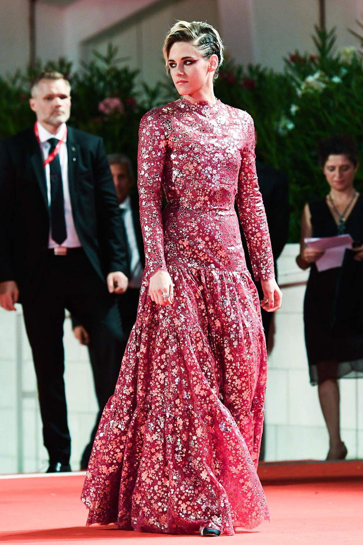 Zur Vorführung des Films Seberg erschien Darstellerin Kristen Stewart in einer Robe von Chanel Haute Couture.