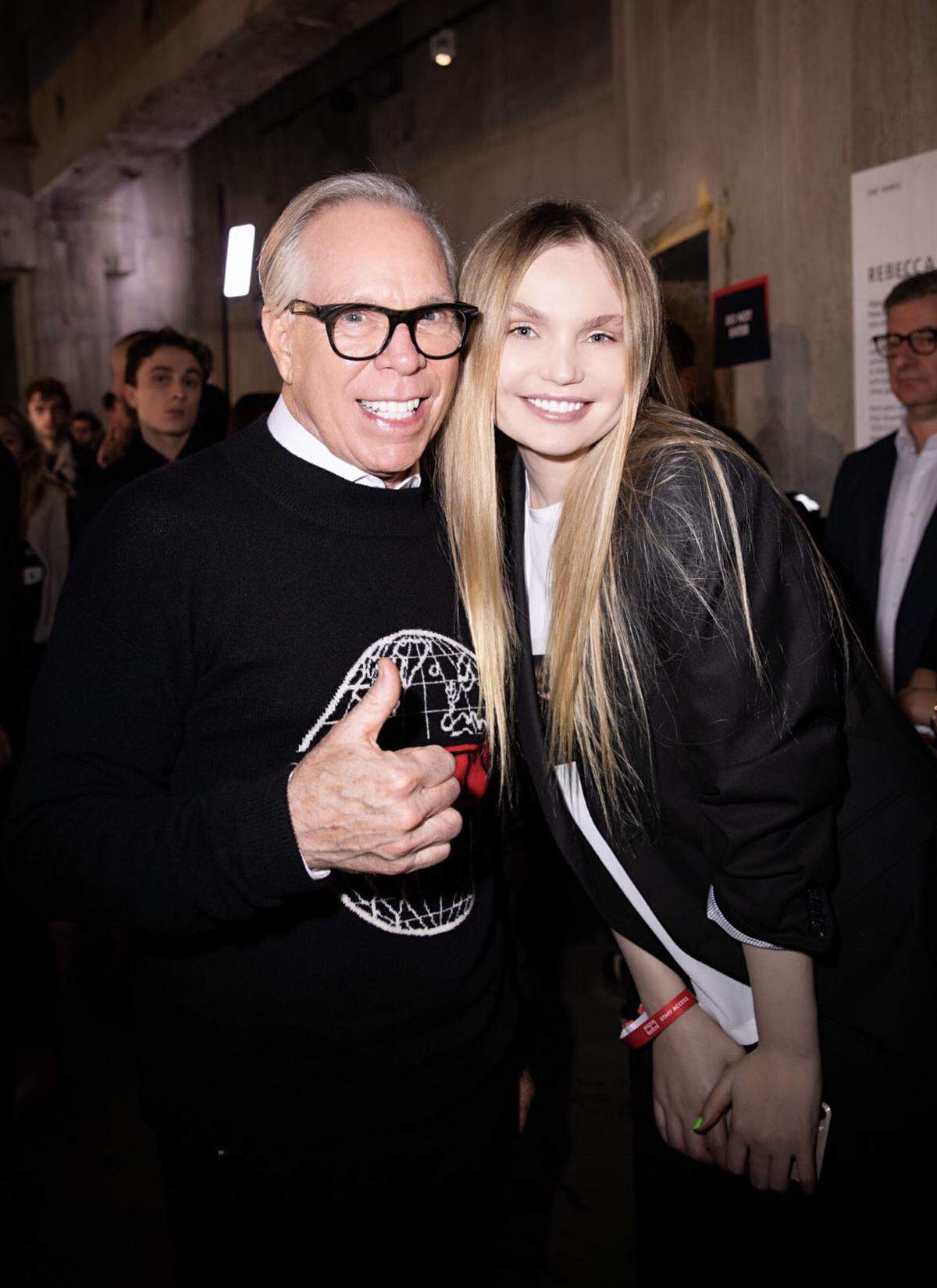 Tommy Hilfiger und Model Elena Matei vor der Show.