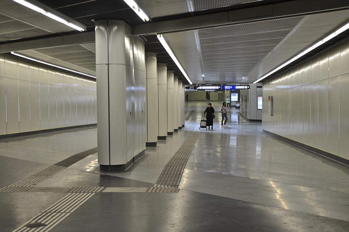 Der Verbindungsgang zur U-Bahn ist auf Dauer der Sperre zur Sackgasse geworden. Wo sich sonst hunderte Pendler den Weg bahnen, irren nur vereinzelt Fahrgäste auf der Suche nach der U1-Ersatz-Straßenbahnlinie 68 umher.