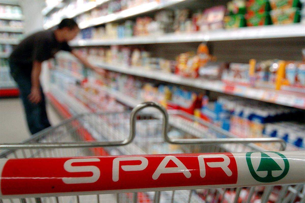Es ist nach wie vor ein Kopf-an-Kopf-Rennen. Doch Spar hat 2011 im Wettbewerb um Platz 1 im heimischen Lebensmittel-Einzelhandel einmal mehr den Kürzeren gezogen: Mit12,15 Milliarden Euro Umsatz bleibt die Gruppe die Nummer 2 ... (2010: Platz 4)