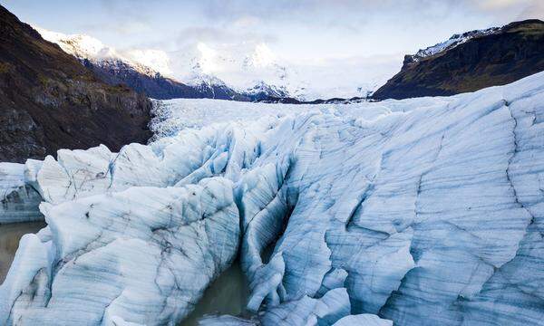 Das Welterbe-Komitee nahm zudem den Nationalpark Vatnajökull in die Liste auf. Vatnajökull liegt im Südosten Islands und beherbergt den größten Gletscher Europas außerhalb des Polargebietes. Mit ihren Gletschern und Vulkanen zeichne sich die Region durch "extrem dynamische und unterschiedliche geologische Prozesse und Landformen aus", die auf der Welterbeliste bisher Mangelware seien, hieß es von der Unesco.