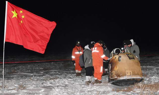 Die Kapsel von Chang’e 5 nach der Landung mit ihrer lunaren Fracht in der frostigen Steppe der Inneren Mongolei.