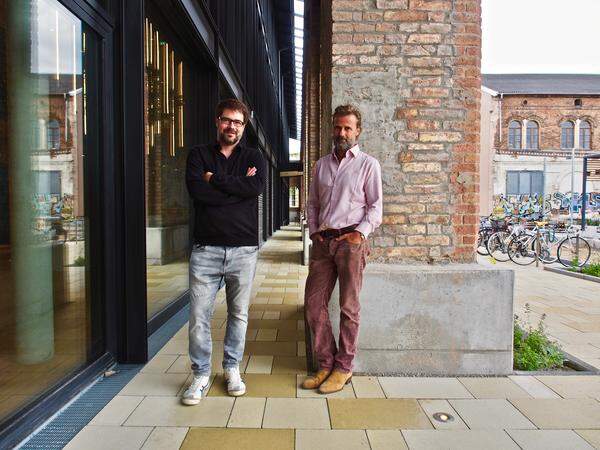 Florian Gottler (links) und Friedrich Passler (rechts) von Alles-wird-gut-Architekten (AwG) adaptierten das Gebäude.