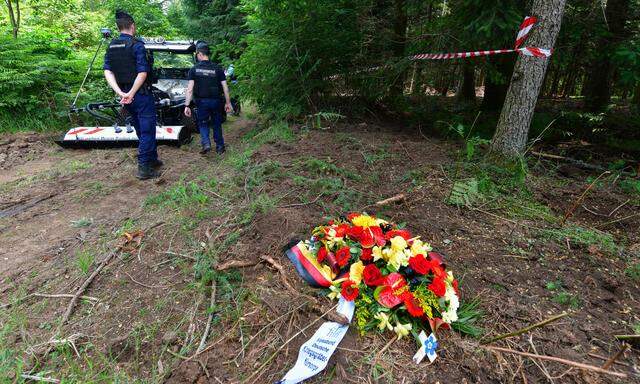 In einem Waldstück bei Meymac in Frankreich wird nach den sterblichen Überresten von Wehrmachtssoldaten gesucht. 