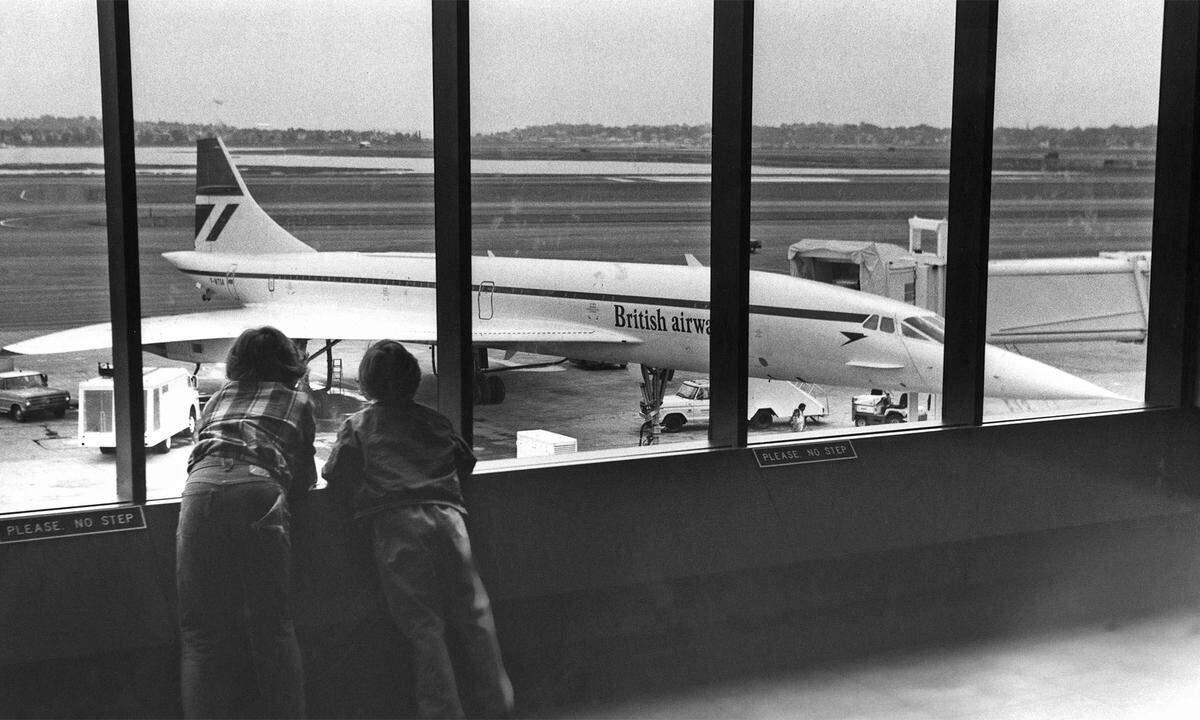 Die Strecken in die US-Metropole waren nicht die ersten Concorde-Verbindungen, aber sie hielten sich am längsten und begründeten die Legende vom Lieblingsflugzeug der Stars. Zwischen den beiden europäischen Metropolen und der amerikanischen Ostküste schätzte eine wohlhabende Klientel den Luxus der "Königin der Lüfte". "Nichts dokumentiert so sicher den eigenen Status wie die Concorde-Bordkarte", zitierte die "Wirtschaftswoche" in den 90er-Jahren einen französischen Manager. Nach Angaben des Buchautoren Jonathan Glancey ("Concorde: The Rise and Fall of the Supersonic Airliner") zählten zu den regelmäßigen Fluggästen Mick Jagger, Sting, John Lennon, Michael Jackson und Tony Blair. Auch Queen Elizabeth flog mit dem britisch-französischen Vorzeige-Airliner.