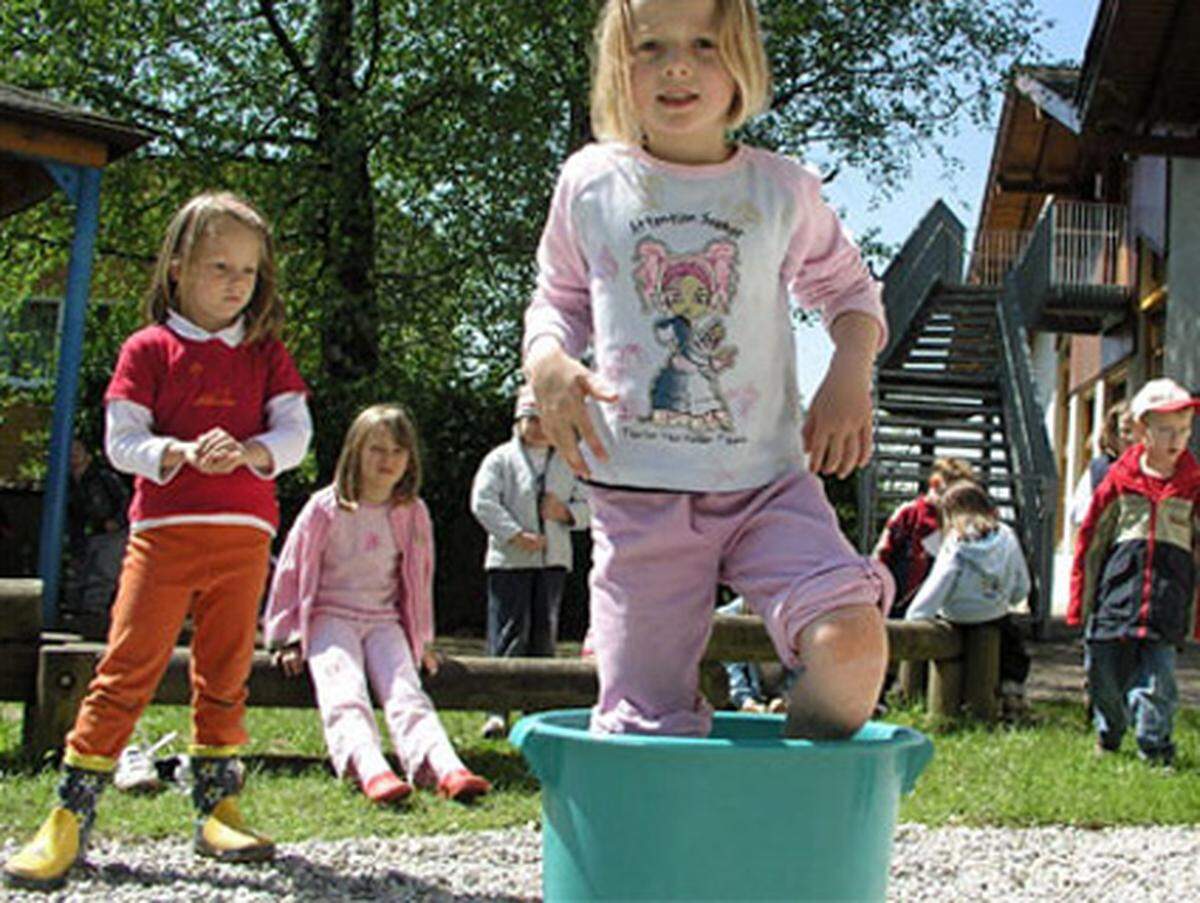 Kneippen ist nur etwas für alte Menschen? Aber wo: In einem Wiener Kindergarten wird bereits seit vier Jahren nach den Grundlagen der Kneipp-Medizin gearbeitet. Im Juni erhielt der Kindergarten in der Lippmanngasse in Wien-Favoriten das Kneipp-Zertifikat. Ein Schwerpunkt ist auch die gesunde Ernährung. So bauen die Kinder verschiedenste Kräuter selber an, verfeinern damit ihre Jause und bereiten Tee zu.