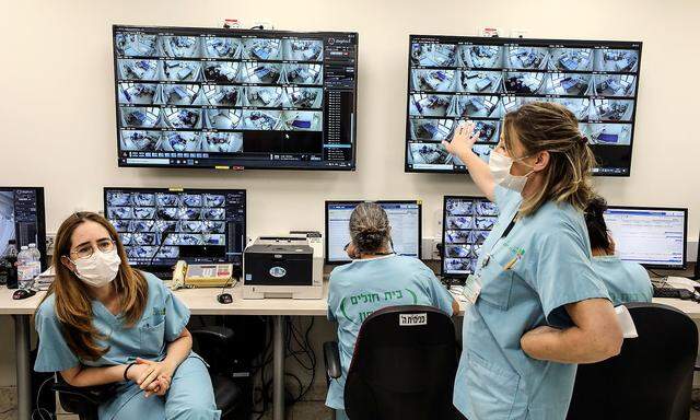 Das medizinische Personal überwacht Covid-19-Krankenbetten per Videomonitor im Beilinson Krankenhaus in Petah Tikva in Israel.