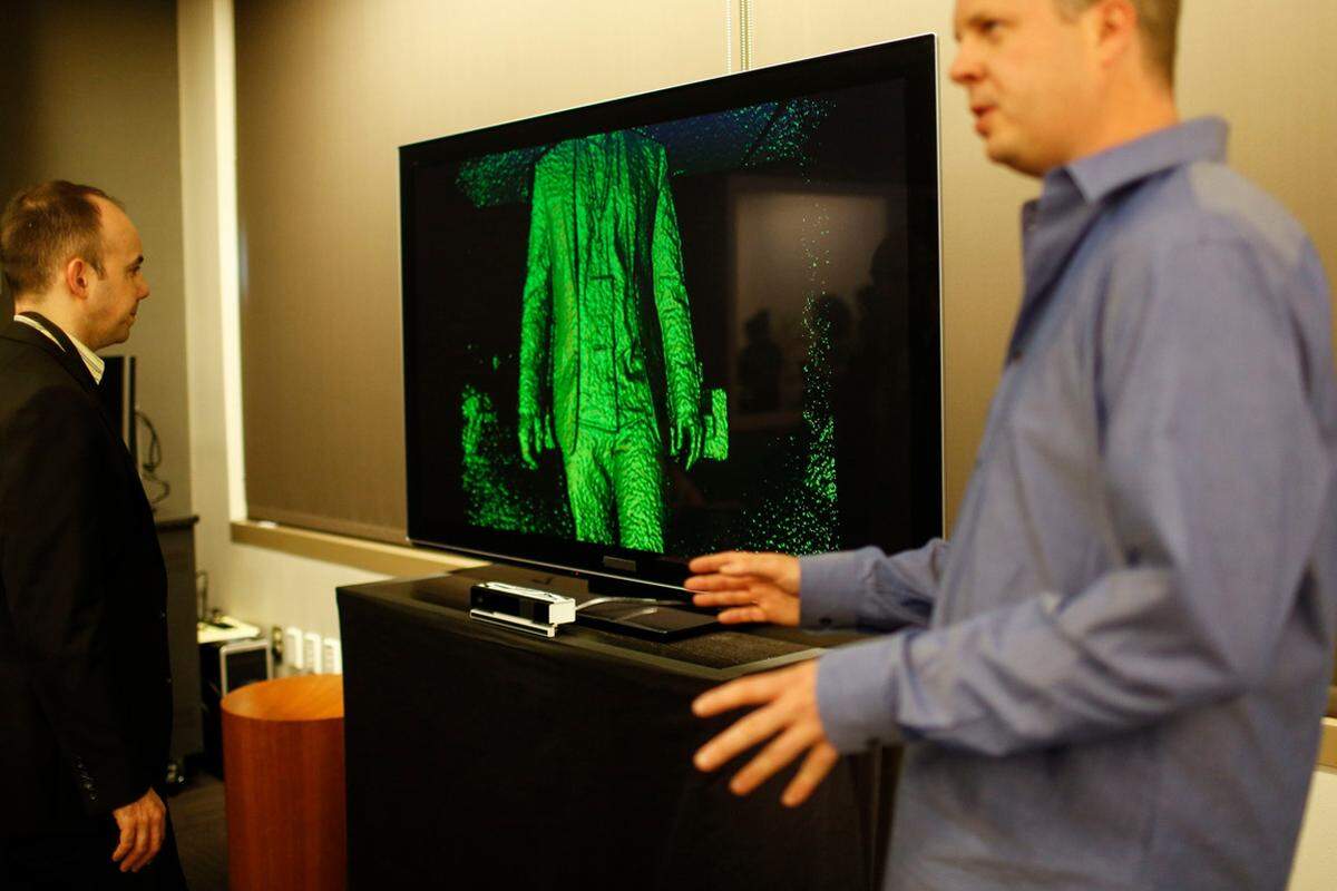 Auf dem Bild ist zu sehen, wie Kinect Menschen wahrnimmt. Selbst den Herzschlag soll der Sensor analysieren können. Die Spracherkennung wurde so verfeinert, dass sie auch verschiedene Stimmen unterscheiden soll.