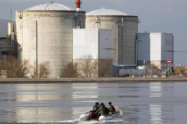 Als "akut erdbebengefährdet" wird zumindest von Atomgegnern das französische Atomkraftwerk Fessenheim im südlichen Elsass eingestuft. Einer Schweizer Studie zufolge wurde das Erdbebenrisiko beim Bau des Atomkraftwerks in den 1970er Jahren unterschätzt.