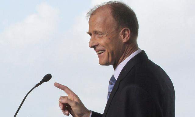 FILE PHOTO: Thomas Enders, Chief Executive Officer of EADS (now Airbus Group) speaks at a ground breaking ceremony for Airbus for its first U.S. assembly plant in Mobile