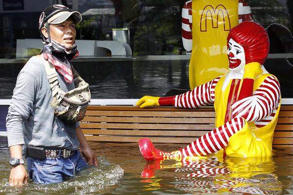Bangkok bereitet sich auf weitere Überschwemmungen vor. Seit Tagen stehen Teile der thailändischen Hauptstadt unter Wasser.