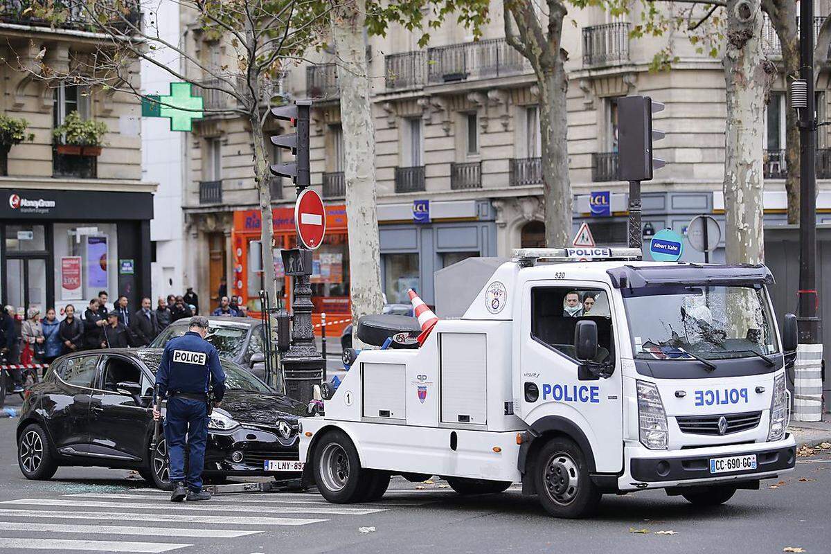 Ein weiteres Mal steht Abdeslam im Mittelpunkt einer Polizeiaktion: In Paris stellen Beamte ein verdächtiges Auto sicher. Der schwarze Renault Clio könnte zur Vorbereitung der Attentate gedient haben, sagt die Polizei.