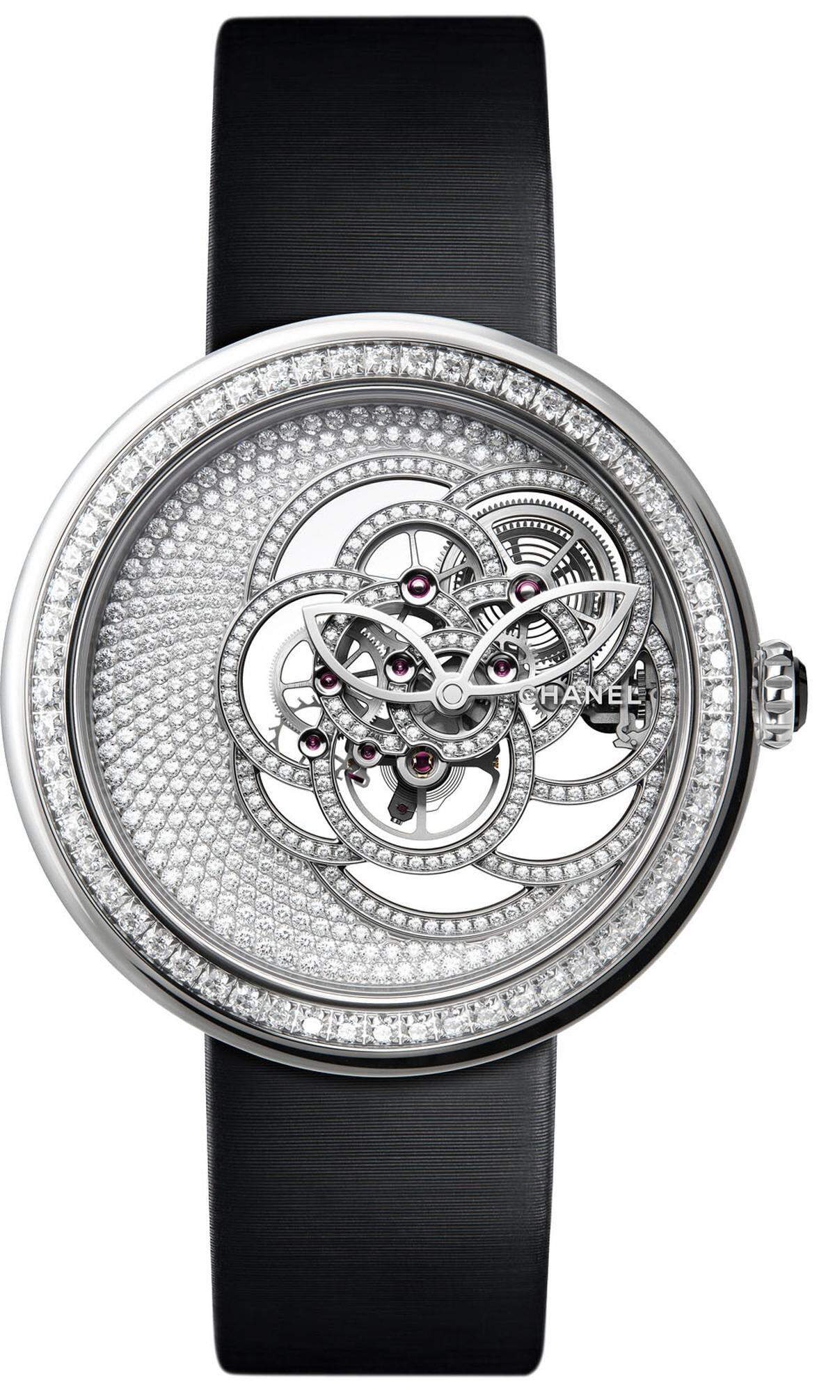 „Mademoiselle Privé“ heißt die Schmuck-Uhren-Kollektion von Chanel, die 2018 zum ersten Mal mit einem Haute-Horlogerie-Uhrwerk, dem Kaliber 2.1 Squelette Camélia, ausgestattet wird. Das Kamelien-Skelett ist mit 185 Diamanten im Brillantschliff besetzt.