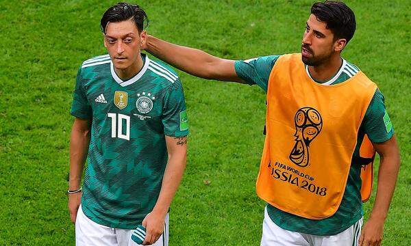 "Das WM-Aus der Deutschen schon in der Vorrunde ist ein historisches Ereignis in der Geschichte des Landes. Mit Özil und Khedira im Mittelfeld existiert die Schnelligkeit, mit der Deutschland Brasilien 2014 im Mineirao überrollt hat, nicht mehr." Die brasilianische Tageszeitung Folha de Sao Paulo kritisierte insbesondere Mesut Özil (links) und Sami Khedira.