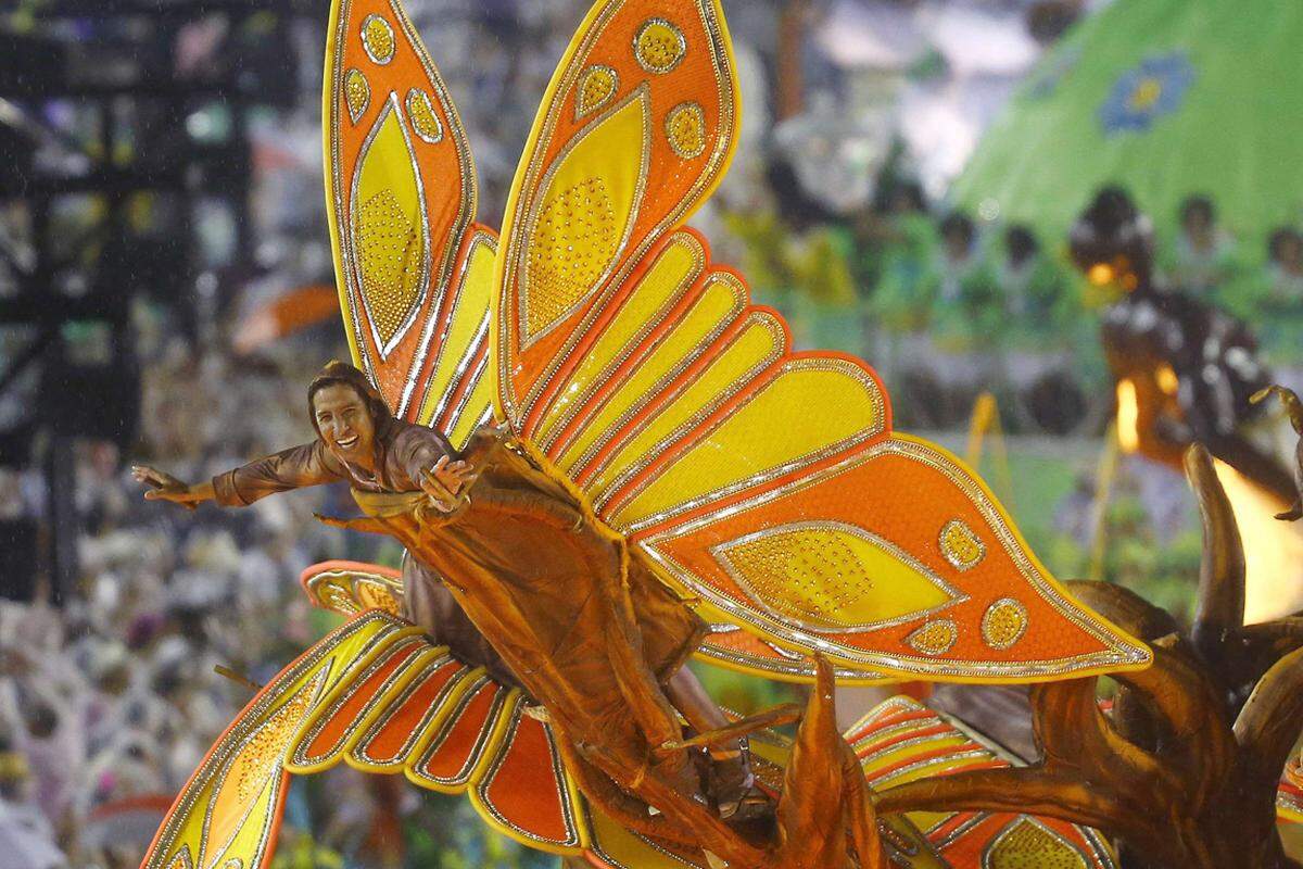 Am Freitag hatte Narren-Regent "König Momo" von Rios Bürgermeister Eduardo Paes symbolisch die Stadtschlüssel bekommen. Im Bild ein Schmetterling der Sambaschule Viradouro.