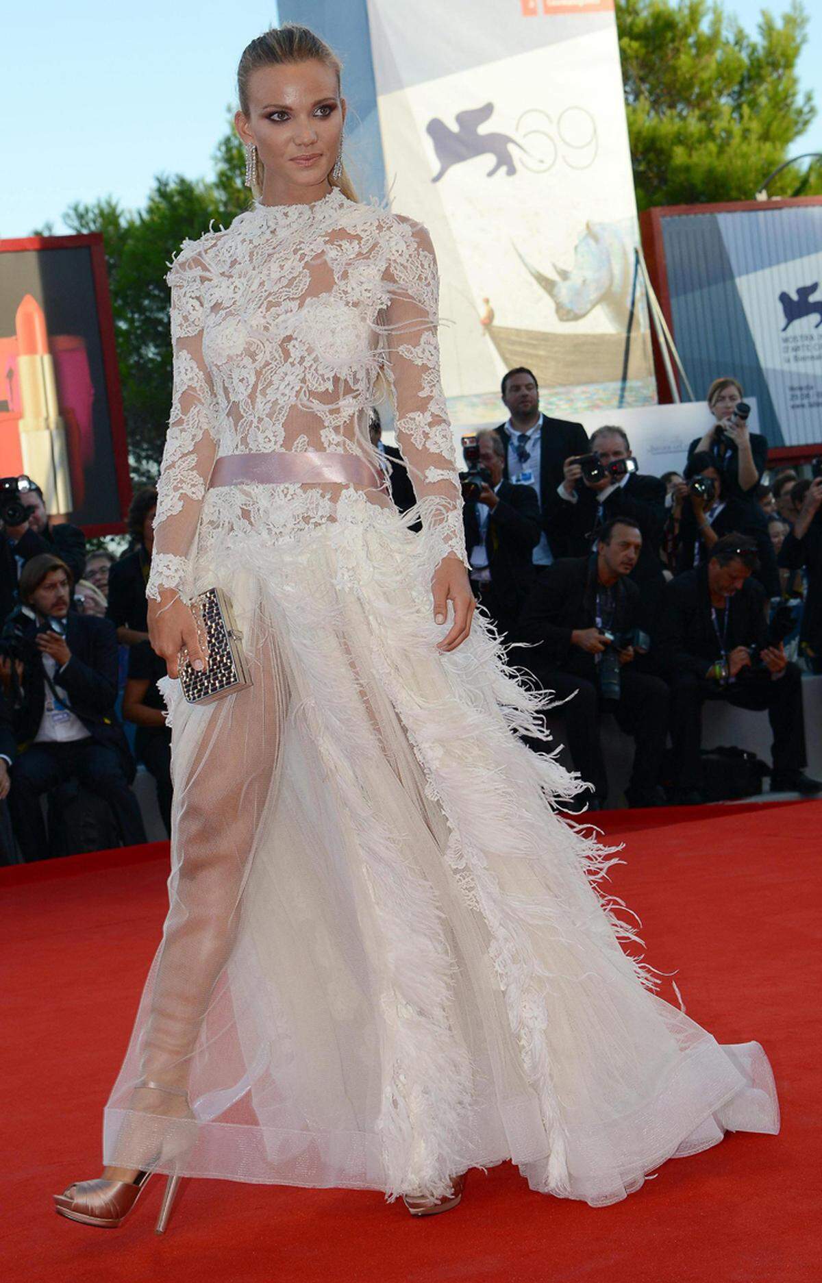 Aus dem italienischen TV bekannt, präsentierte Fiammetta Cicogna ein weißes Kleid mit Spitze und Federn.