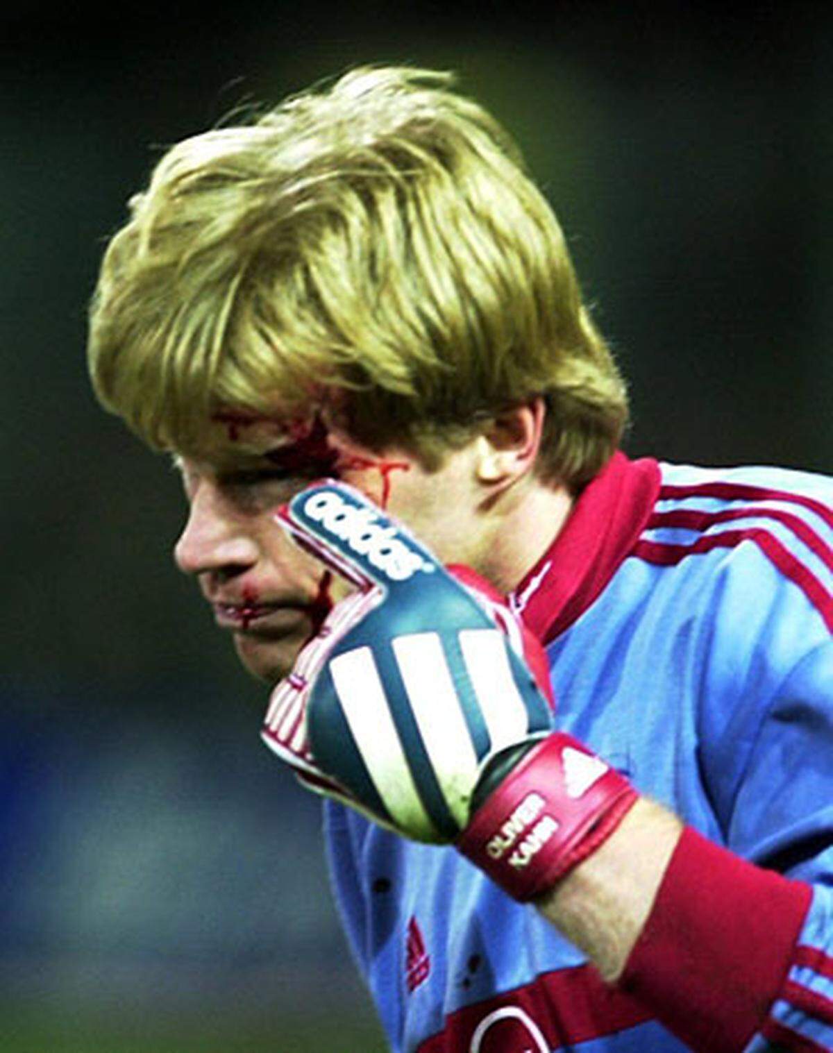 Beim Bundesligamatch zwischen Freiburg und dem deutschen Rekordmeister Bayern München wird Bayern-Torwart Oliver Kahn von einem Golfball an der Schläfe getroffen und erleidet eine stark blutende Wunde. Als Täter wird ein 16-jähriger Schüler ausgeforscht.