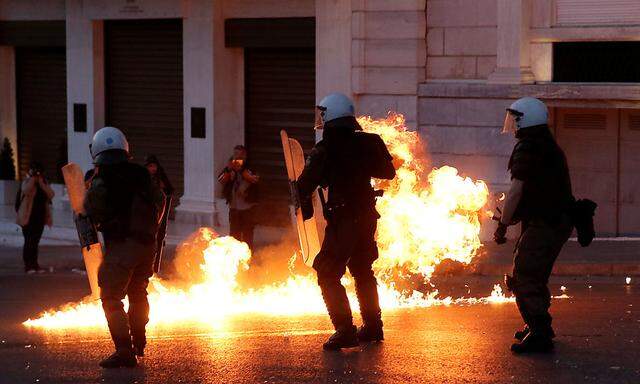 Einige Hundert Randalierer haben die friedliche Demonstration vor dem griechischen Parlament ins Chaos gestürzt. Sie warfen am Sonntagabend Brandflaschen auf die Polizei. Die Beamten setzten Tränengas ein. Später beruhigte sich die Lage wieder. 
