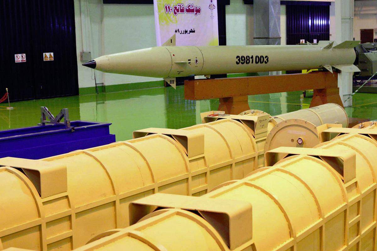 Die nächste Meldung folgte im August: Der Iran will eine verbesserte Version seiner Kurzstrecken-Boden-Boden-Rakete Fateh-110 erfolgreich getestet haben. Die neue Reichweite der Rakete liege bei 300 Kilometern, sagte der iranische Verteidigungsminister Ahmad Vahidi. Die vierte Generation der Fateh-110 ermögliche es den Streitkräften, Ziele zu Wasser und auf dem Land anzugreifen, wie etwa die Hauptquartiere feindlicher Mächte, Raketenstützpunkte oder Radarsysteme.