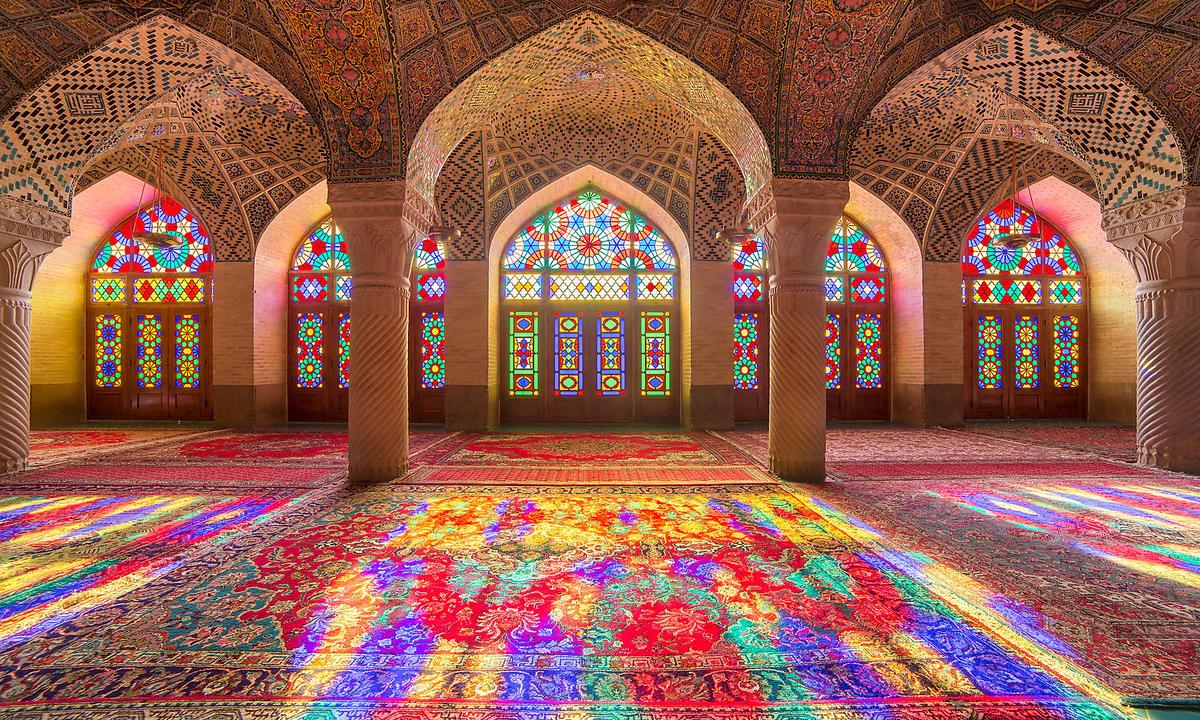 Sie erleben den Alltag auf dem Hauptplatz in Yazd und bewundern die Nasir-al-Mulk-Moschee in Schiras.
