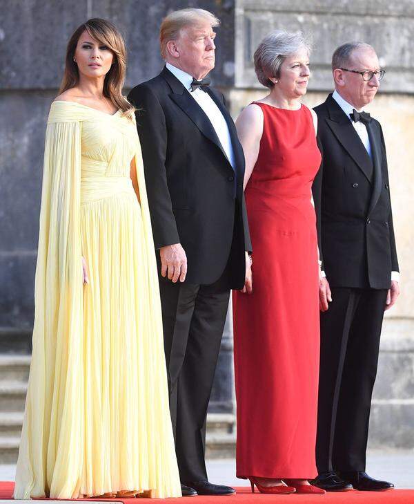 Beim Besuch von Emmanuel Macron in den USA hatte sie sich noch ein Stilduell mit Brigitte Macron geliefert, Premierministerin Theresa May eignete sich dafür weniger. Die 61-Jährige wählte ein rotes Kleid von Amanda Wakeley, das sie schon beim Lord Mayor's Banquet im November 2016 trug.
