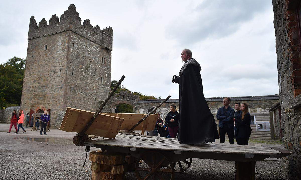 „Game of Thrones” ist in die letzte Runde gegangen. Seit 14. April läuft die achte und damit letzte Staffel der HBO-Erfolgsserie. Von der Welt der sieben Königslande müssen Fans aber nicht endgültig Abschied nehmen, denn viele Drehorte lassen sich problemlos bereisen. So wurde bereits im Herbst letzten Jahres verkündet, dass bekannte Drehorte in Nordirland für Touristen und Fans geöffnet bzw. erhalten bleiben sollen, so auch Winterfell alias Castle Ward.