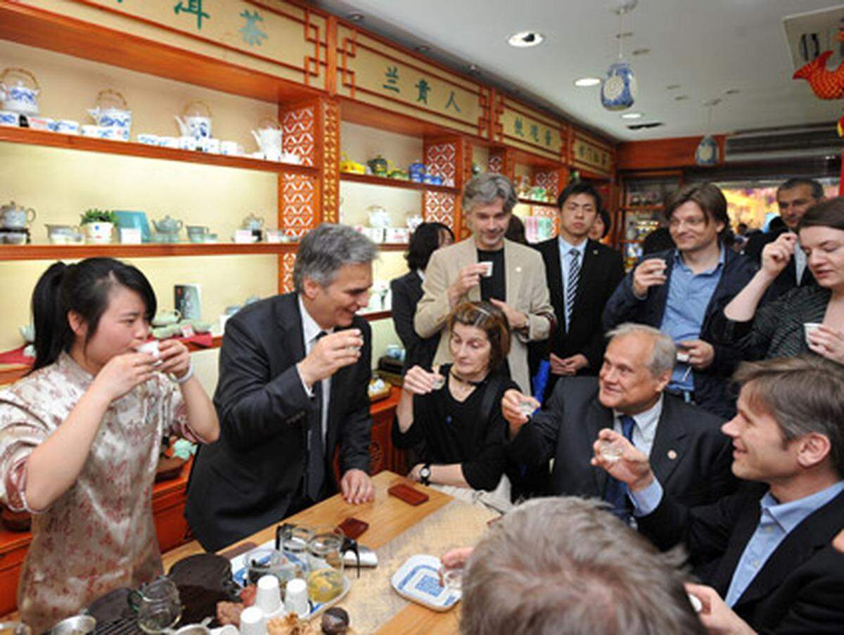 Faymann, der erstmals China besucht, und Entourage lässt sich zu einer Tee-Verkostung nicht entgehen.Begleitet wird Faymann unter anderem von SPÖ-Staatsekretär Josef Ostermayer (rechts unten im Bild) und Österreichs Botschafter in China.