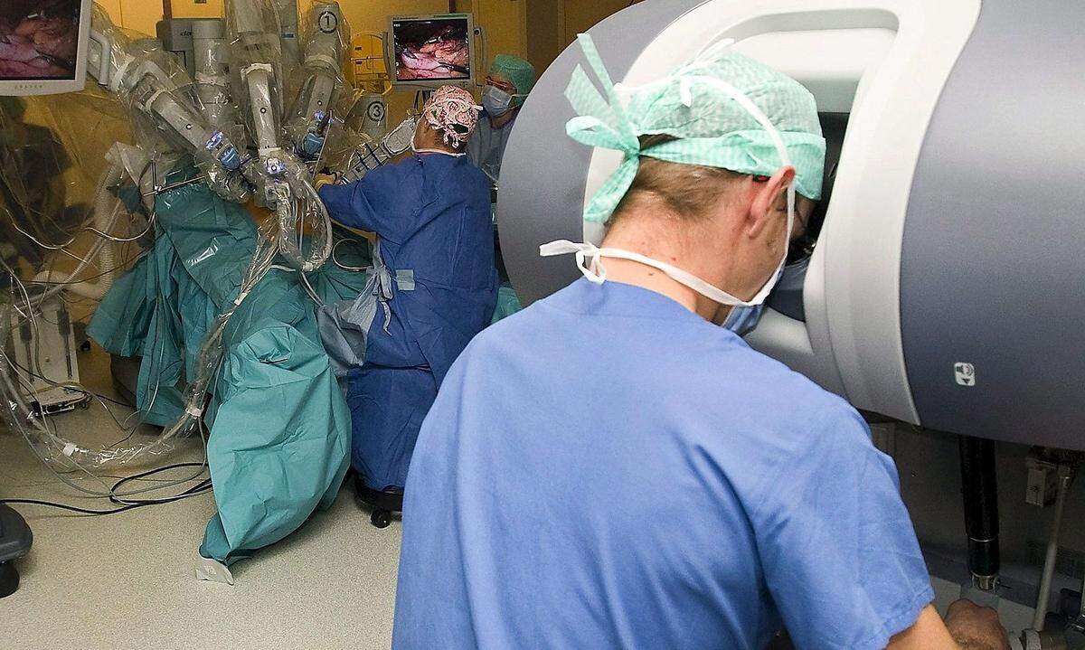 Tele-Chirurg: operiert Patienten remote, indem er von einem beliebigen Ort aus den OP-Roboter steuert.