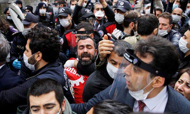 Regierungskritische Gewerkschafter wurden am 1. Mai in Istanbul von der Polizei gewaltsam an einem Demonstrationszug zum Taksim-Platz gehindert.  
