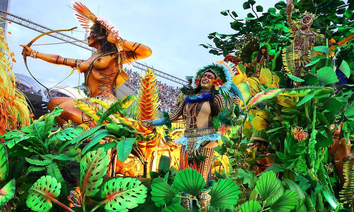 Das Finale der Sambaschulen gilt als Höhepunkt des Karnevals in Rio. Zwölf Schulen mit je über 3000 Tänzern und Musikern wetteifern in den Nächten auf Montag und Dienstag vor 72.000 Zuschauern um den Titel.