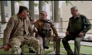 Der Chef der Wagner-Truppe Jewgenij Priogschin spricht mit dem russischen Vize-Verteidigungsminister Junus-bek Jewkurow in Rostow.