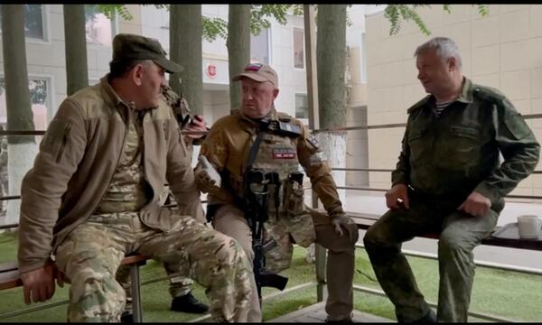 Der Chef der Wagner-Truppe Jewgenij Priogschin spricht mit dem russischen Vize-Verteidigungsminister Junus-bek Jewkurow in Rostow.