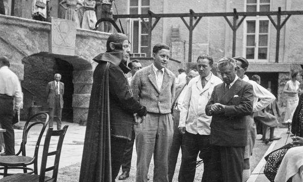 Max Pallenberg (Mephisto) und Max Reinhardt bei einer „Faust“-Probe in Salzburg, 1933.