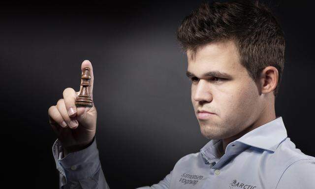 Magnus Carlsen zeigt seine liebste Figur: den Läufer.