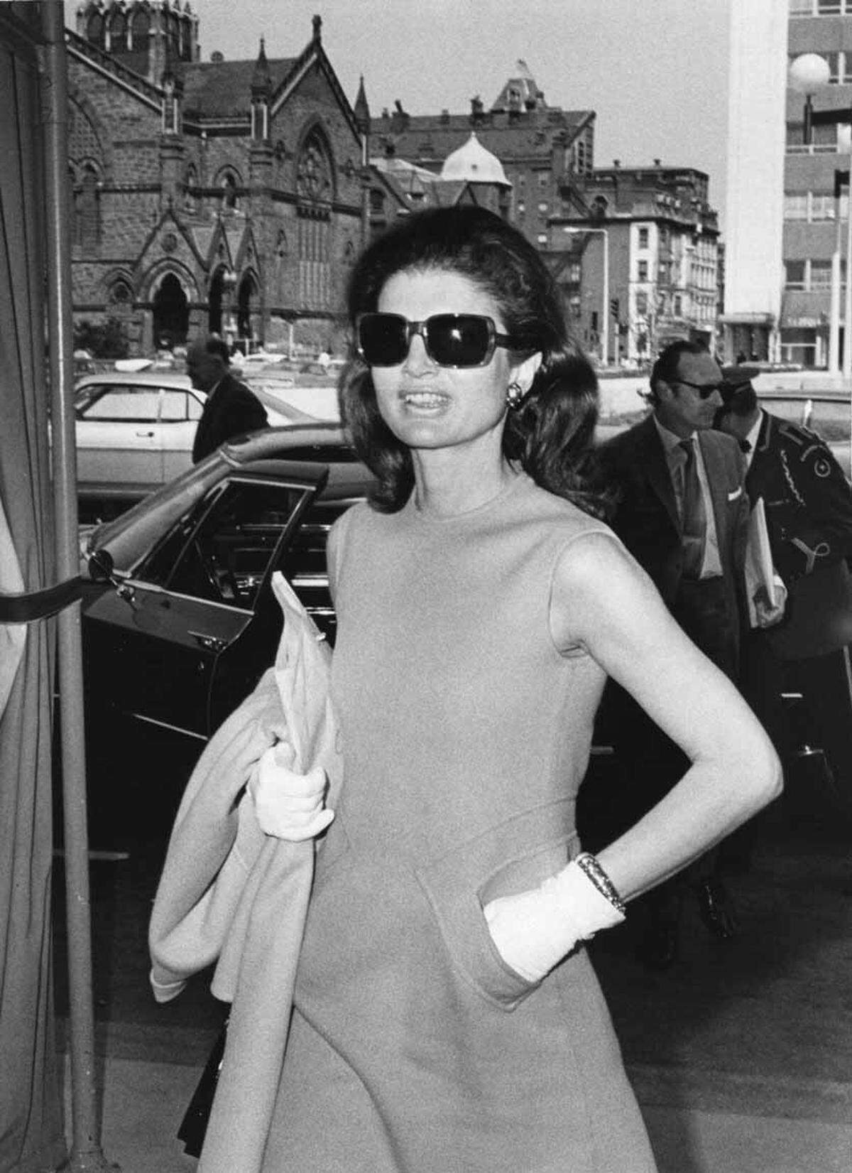 Jacqueline Kennedy kann als unsterbliche Stilikone auch mit einer eigenen Handtasche aufwarten.