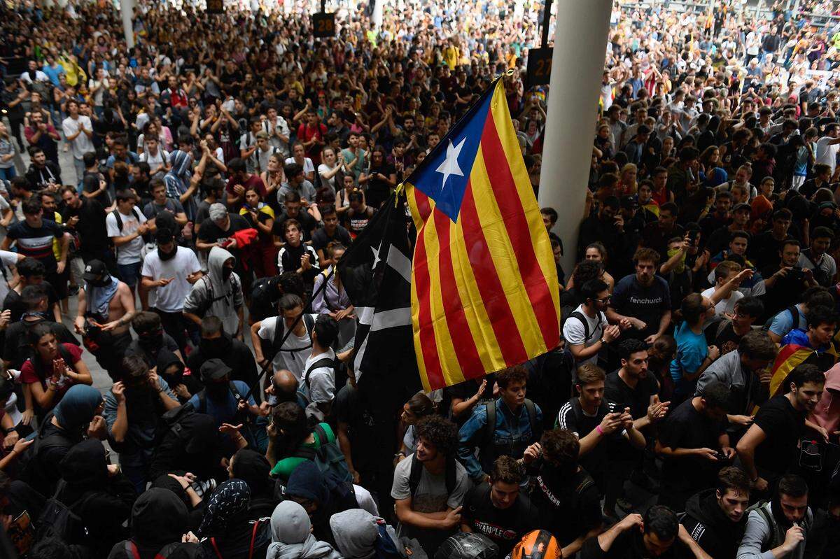 Die Proteste waren durch das Urteil des Obersten Gerichtshofs Spaniens gegen neun Anführer der katalanischen Unabhängigkeitsbewegung ausgelöst worden. Neun der zwölf Angeklagten wurden vom Obersten Gerichtshof Spaniens wegen "Aufruhrs" und Veruntreuung öffentlicher Gelder zu Gefängnisstrafen zwischen neun und 13 Jahren verurteilt. Den Angeklagten wurde vorgeworfen, im Oktober 2017 ein von der spanischen Justiz als illegal eingestuftes Unabhängigkeitsreferendum organisiert zu haben.  