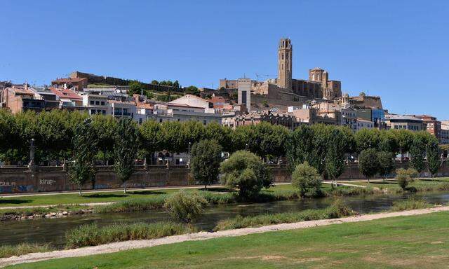Nach einem massiven Corona-Ausbruch in einem der wichtigsten Obstanbaugebiete Spaniens wurden die Großstadt Lleida und 37 umliegende Orte am Wochenende isoliert.