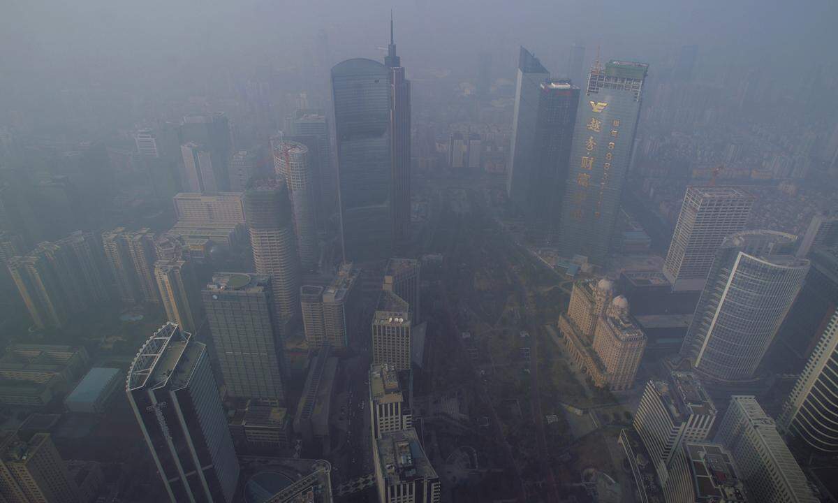 Hochhäuser über Hochhäuser auch in Guangzhou, der Hauptstadt der Provinz Kanton (Aufnahme aus 2014). Die Region um den Industrie- und Handelsstandort wird auch als "Fabrik der Welt" bezeichnet. Mit mehr als 13 Millionen Einwohnern ist sie die größte Stadt am Perlfluss-Delta.