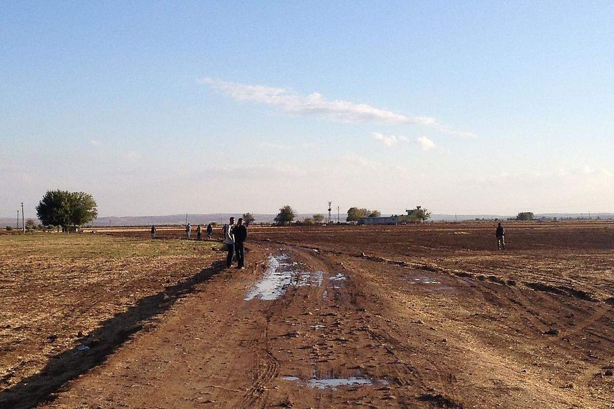 Kurdische Milizen haben unterdessen die D&ouml;rfer auf der t&uuml;rkischen Seite evakuiert. Von hier aus h&ouml;rt man den Beschuss nahe der Grenze. Immer wieder versuchen Menschen, &uuml;ber die Grenze nach Kobane zu gelangen, um die Bewohner dort mit G&uuml;tern - und moralisch - zu unters&uuml;tzen. Parallel zur Fluchtbewegung in die andere Richtung.