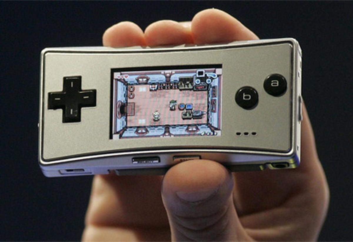 Auf der Spiele-Konferenz E3 im Jahr 2005 stellte Nintendo den "Game Boy Micro" (GBM) vor. De facto handelt es sich um einen GBA im Kleinformat. Er bot alle Funktionen des GBA SP, kann allerdings weder Game Boy- noch Game Boy Color-Module abspielen.