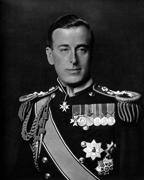 Lord Louis Mountbatten, Onkel von Prinz Philip und Mitglied des innersten Zirkels der Königsfamilie, wird durch die nordirische Untergrundorganisation IRA getötet. Seine Ermordung macht die in den 70er und 80er Jahren ständig vorhandene Gefahr für die Königsfamilie sichtbar.