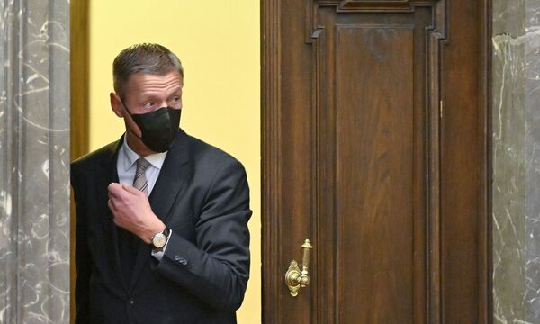  Der suspendierte Sektionschef Christian Pilnacek am Mittwoch, 3. November 2021, vor Prozessbeginn wegen Verletzung des Amtsgeheimnisses im großen Schwurgerichtssaal des Straflandesgerichtes Wien. Der suspendierte Sektionschef Christian Pilnacek 