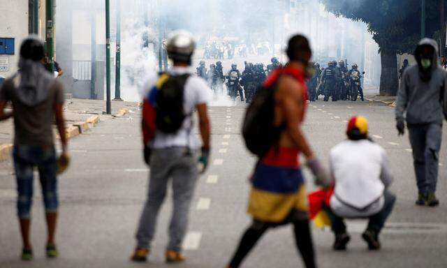 Konfrontation zwischen Regierungseinheiten und Demonstranten in Caracas, die den Tränengasattacken trotzten. In der Hauptstadt Venezuelas zogen mehr als 100.000 Gegner des Präsidenten Nicolas Maduro durch die Straßen.