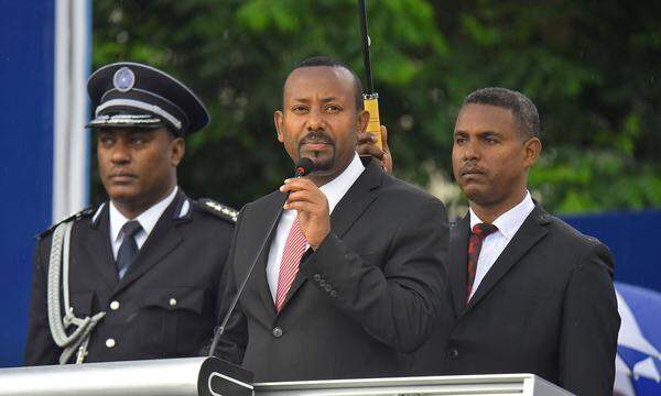 (220605) -- ADDIS ABABA, June 5, 2022 -- Ethiopian Prime Minister Abiy Ahmed (Front) addresses an event to honor Ethiop