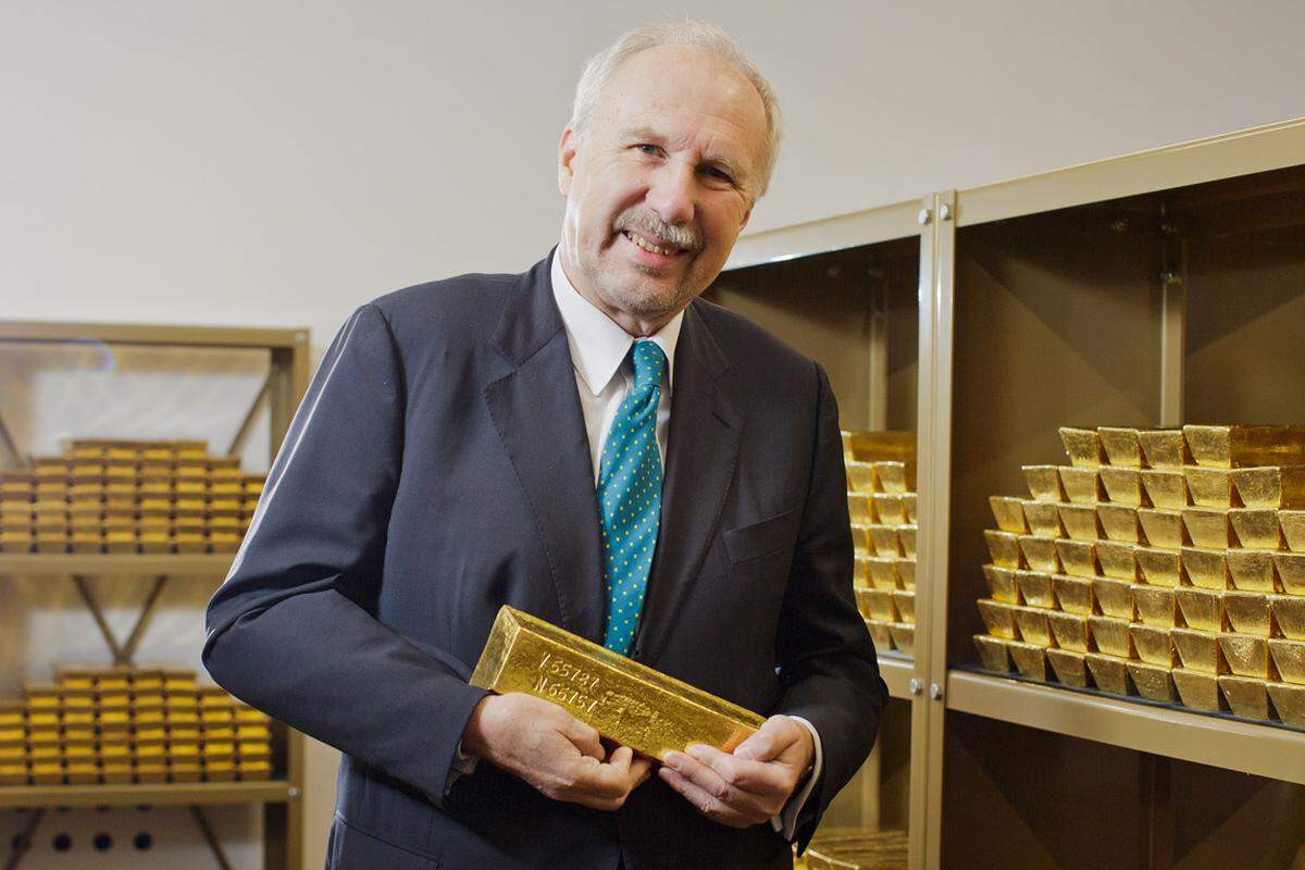 Damit das Gold auch seine Reservefunktion erfüllen könne, sei es sinnvoll, einen Teil davon an den Handelsplätzen zu lagern. Die Regierung hat keinen Zugriff auf die Goldreserven. "Das Gold steht im Eigentum der Nationalbank. Es wäre unsere Entscheidung, darauf zuzugreifen", so Nowotny.